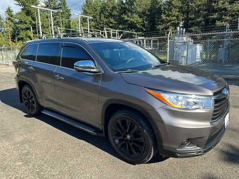 Used 2015 Toyota Highlander LE FWD image 3