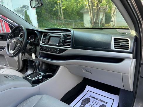 Used 2014 Toyota Highlander LE image 28