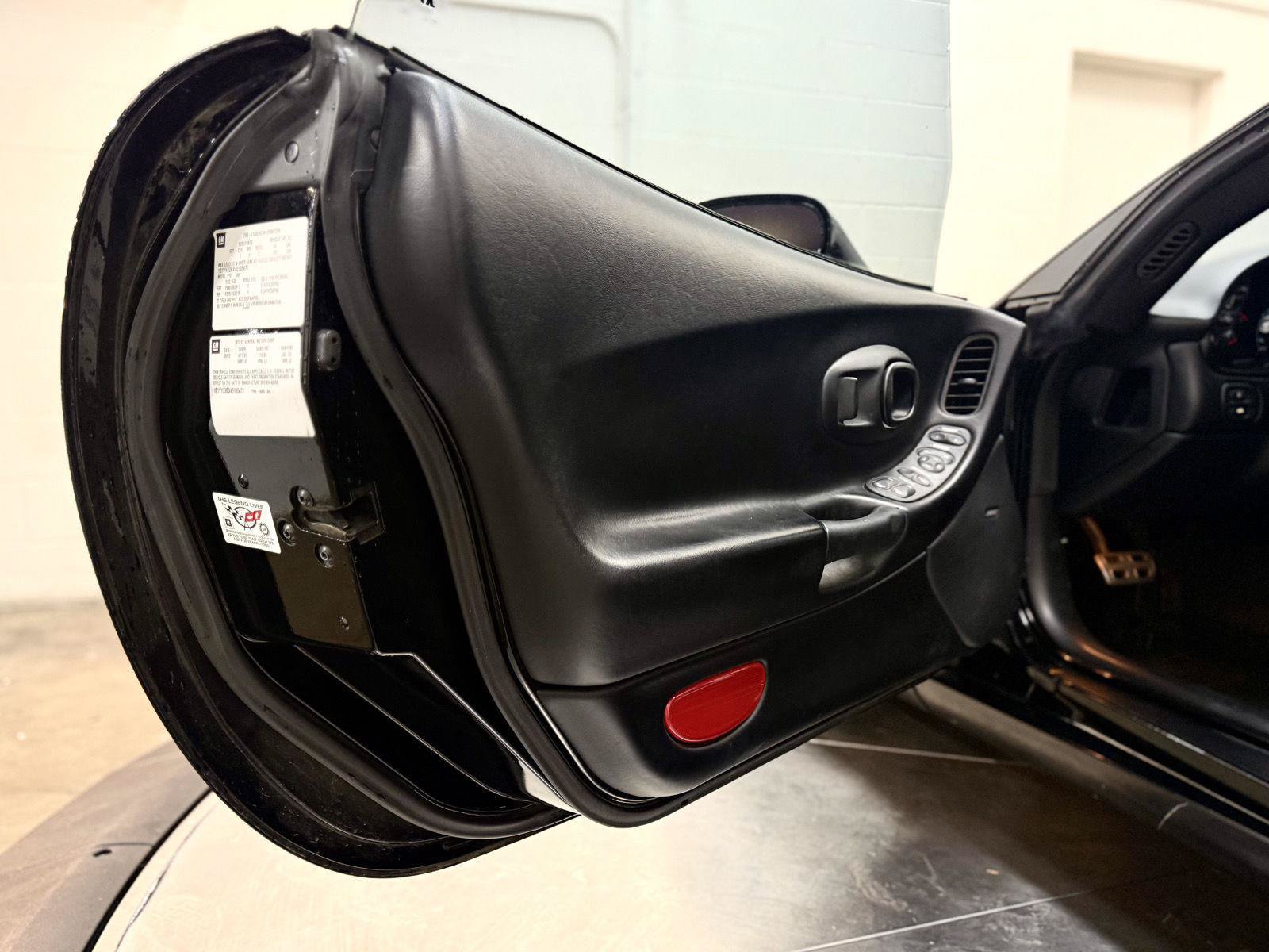Used 2004 Chevrolet Corvette Coupe RWD image 11