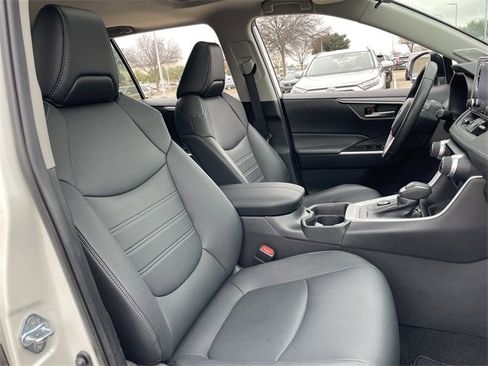 Used 2021 Toyota RAV4 XLE Premium image 27