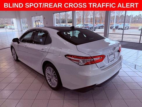 Used 2018 Toyota Camry XLE image 7