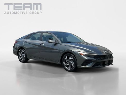 Used 2025 Hyundai Elantra SEL FWD image 1