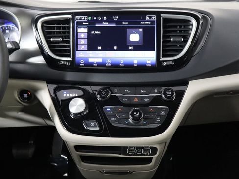 Used 2023 Chrysler Pacifica Touring-L image 28