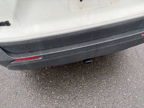 Used 2019 Toyota RAV4 XLE Premium FWD image 5