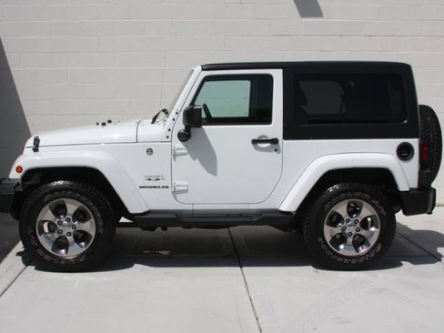 Used 2016 Jeep Wrangler Sahara w/ Dual Top Group AWD/4WD image 18