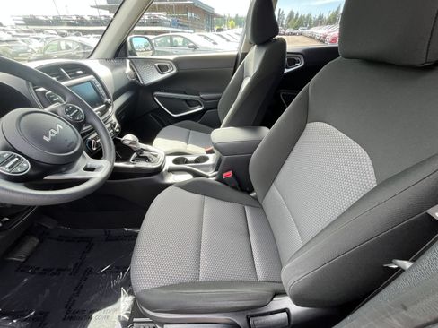 Used 2025 Kia Soul LX w/ LX Technology Package FWD image 27