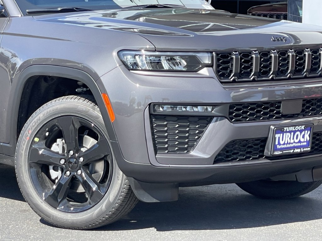 New 2026 Jeep Grand Cherokee Limited w/ Limited Altitude Package AWD/4WD image 2