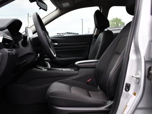 Used 2024 Nissan Altima 2.5 SV FWD image 12
