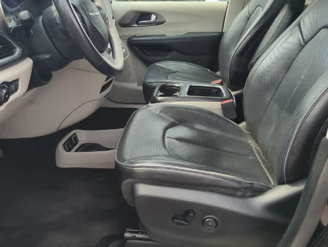 Certified 2018 Chrysler Pacifica Limited FWD image 16