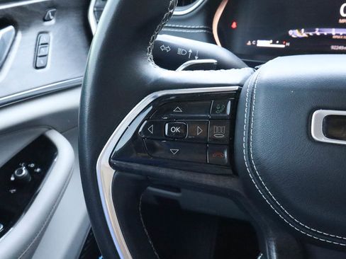 Used 2022 Jeep Grand Cherokee Overland w/ Luxury Tech Group IV AWD/4WD image 34