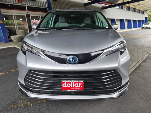 Used 2024 Toyota Sienna LE AWD/4WD image 2