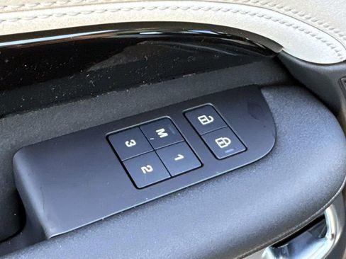 New 2026 Land Rover Discovery S image 15