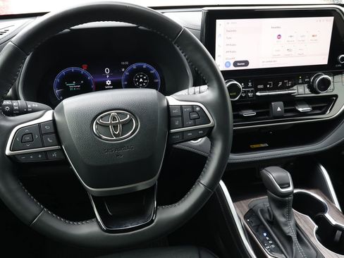 Used 2024 Toyota Highlander Limited AWD/4WD image 16