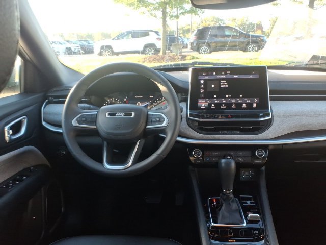 Used 2023 Jeep Compass Latitude AWD/4WD image 10