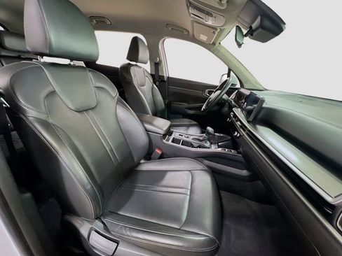 Used 2024 Kia Sorento S image 29