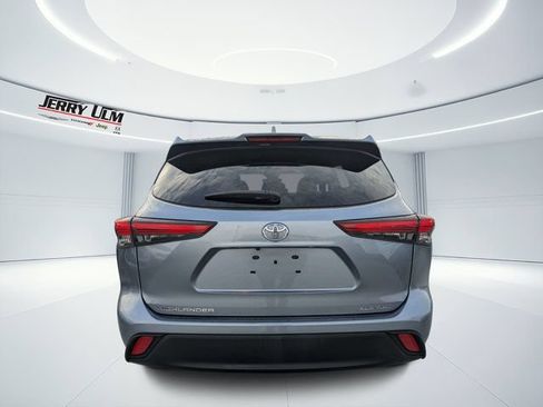 Used 2021 Toyota Highlander XLE AWD/4WD image 4