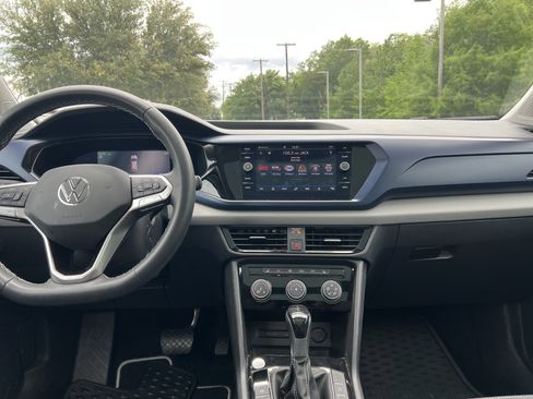 Used 2023 Volkswagen Taos SE w/ Panoramic Sunroof Package AWD/4WD image 27