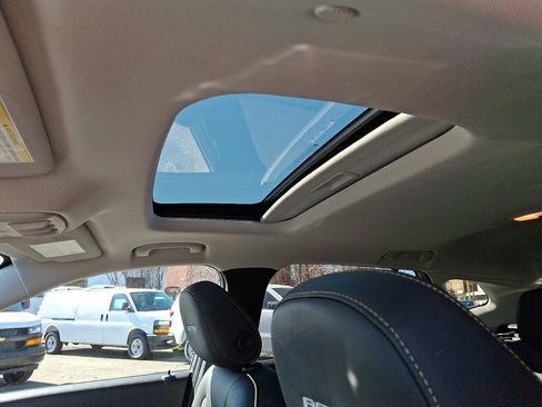 Used 2024 Chevrolet Trax ACTIV w/ Sunroof Package image 14