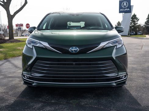 Used 2021 Toyota Sienna Platinum image 3