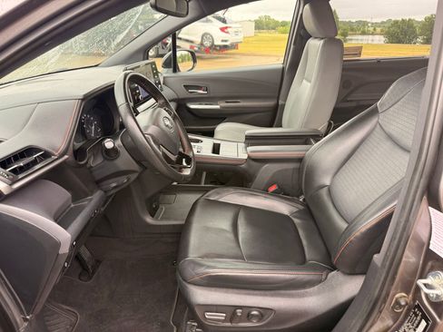 Used 2022 Toyota Sienna XSE FWD image 16