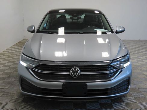 Used 2024 Volkswagen Jetta SE FWD image 2