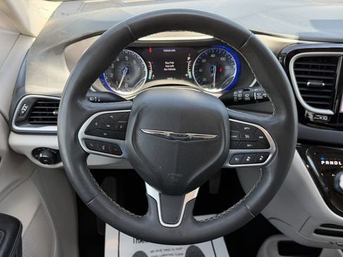 Used 2022 Chrysler Pacifica Touring-L FWD image 11
