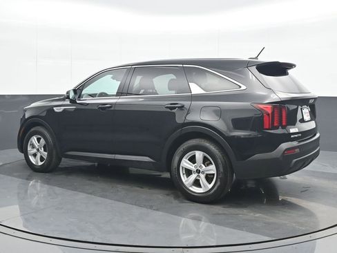 Used 2023 Kia Sorento LX image 4