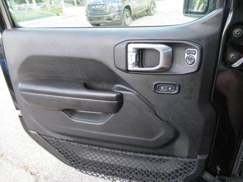 Used 2018 Jeep Wrangler Unlimited Sport S AWD/4WD image 23