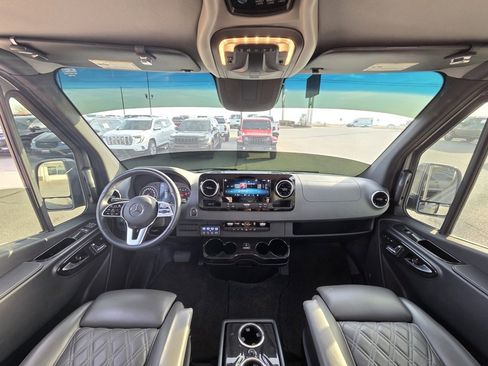 Used 2021 Mercedes-Benz Sprinter 2500 image 28