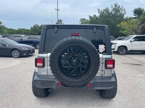 Used 2019 Jeep Wrangler Unlimited Sahara AWD/4WD image 3