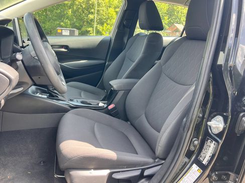 Used 2021 Toyota Corolla LE FWD image 2