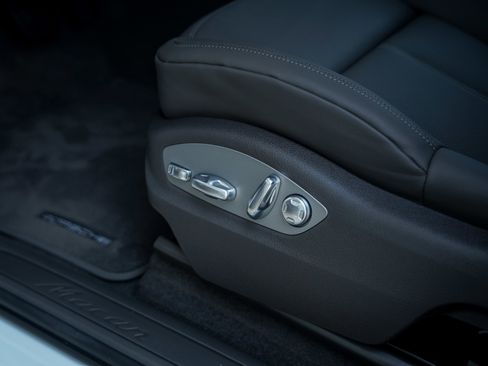 New 2026 Porsche Macan image 17