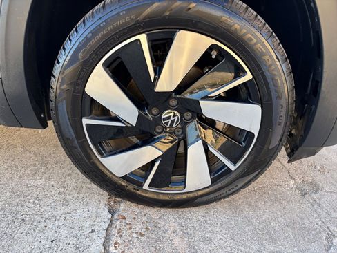 Used 2025 Volkswagen Atlas Cross Sport SE image 31