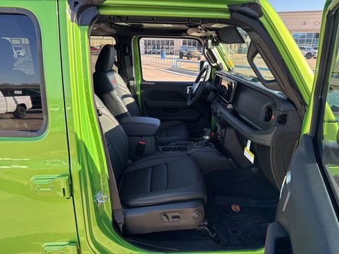 Used 2025 Jeep Wrangler Unlimited Rubicon image 14