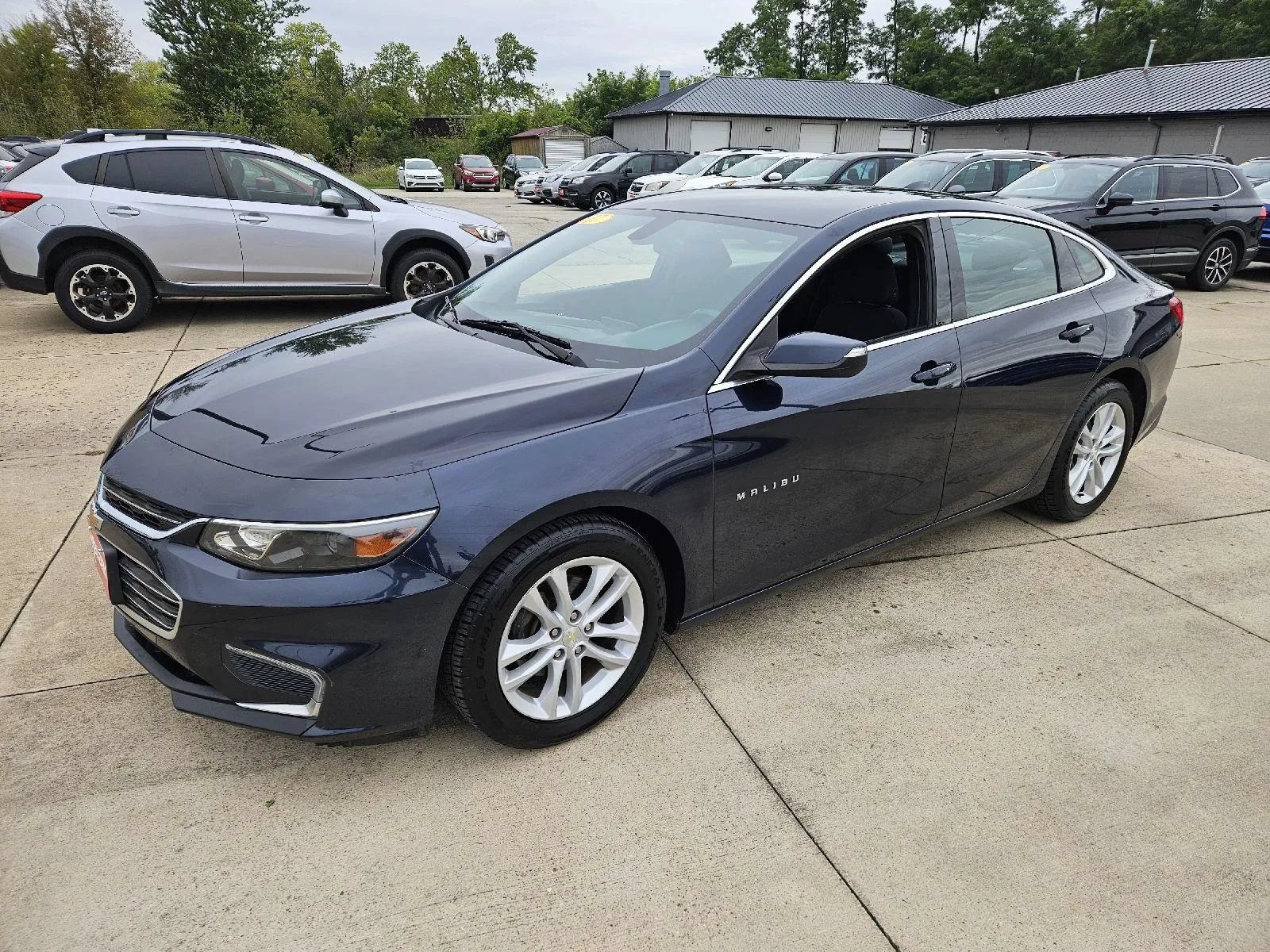 Used 2017 Chevrolet Malibu LT FWD image 3