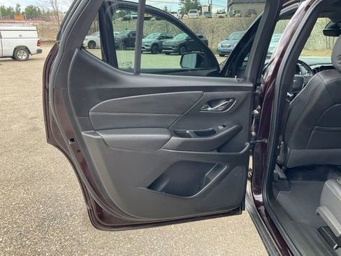 Used 2023 Chevrolet Traverse LT w/ LT Premium Package AWD/4WD image 16