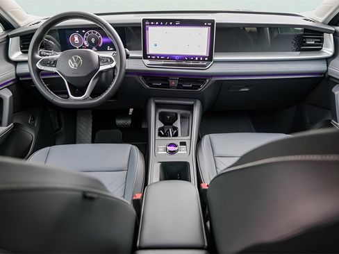 Used 2025 Volkswagen Tiguan SE image 24