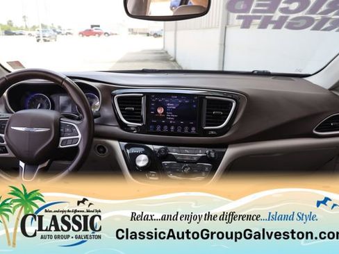 Used 2018 Chrysler Pacifica Touring-L w/ Tire & Wheel Group FWD image 11