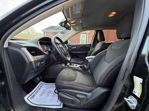Used 2017 Jeep Cherokee Latitude FWD image 12
