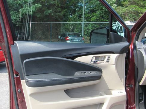 Used 2018 Honda Pilot Touring image 11