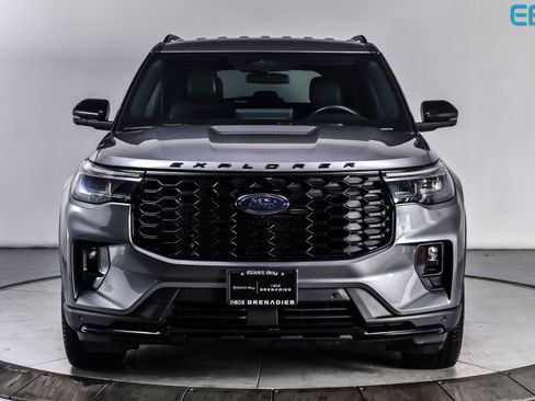 Used 2025 Ford Explorer ST-Line w/ ST-Line Street Pack AWD/4WD image 8