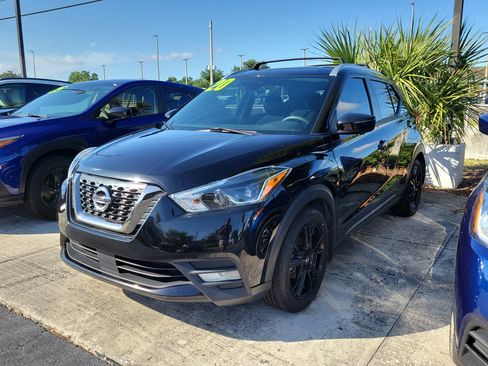 Used 2020 Nissan Kicks SR w/ Exterior Package FWD image 3