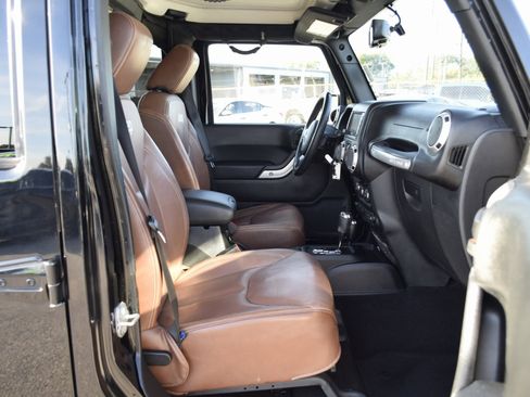 Used 2018 Jeep Wrangler Unlimited Sahara w/ Connectivity Group image 23