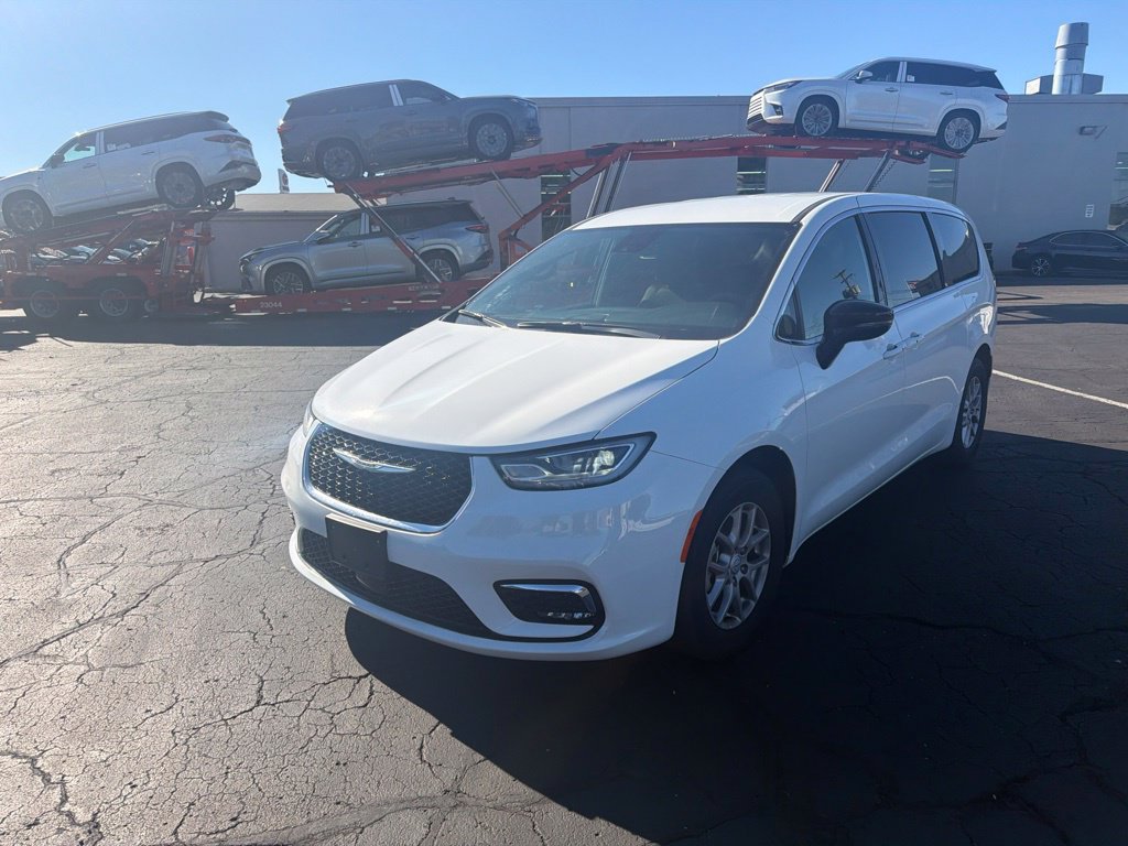 Used 2026 Chrysler Pacifica Select FWD image 2