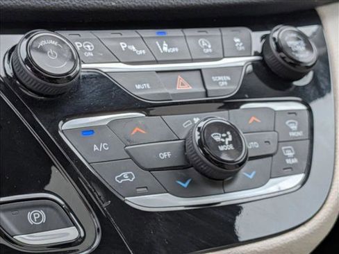 Used 2020 Chrysler Pacifica Touring-L FWD image 9