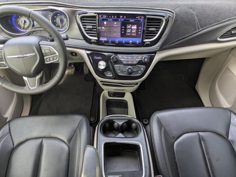 Used 2023 Chrysler Pacifica Touring-L image 11