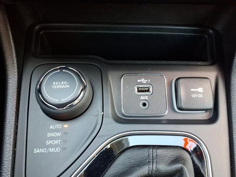 Used 2019 Jeep Cherokee Limited image 12