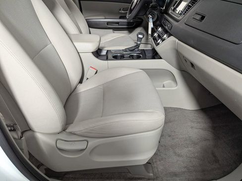 Used 2021 Kia Sedona LX image 26