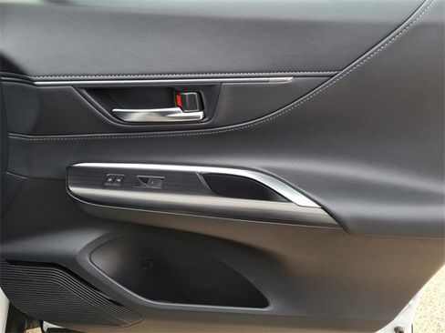 Used 2024 Toyota Venza Nightshade image 7