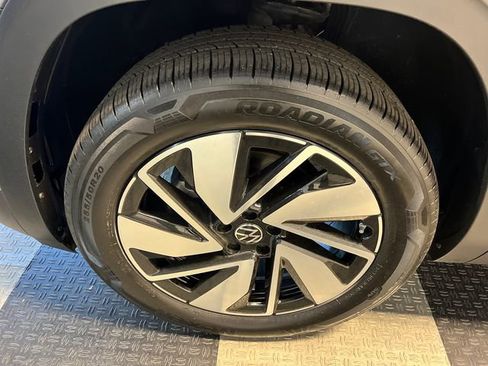 Certified 2025 Volkswagen Atlas SE FWD image 9